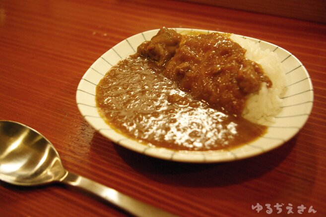 白銀亭で試食するカレー